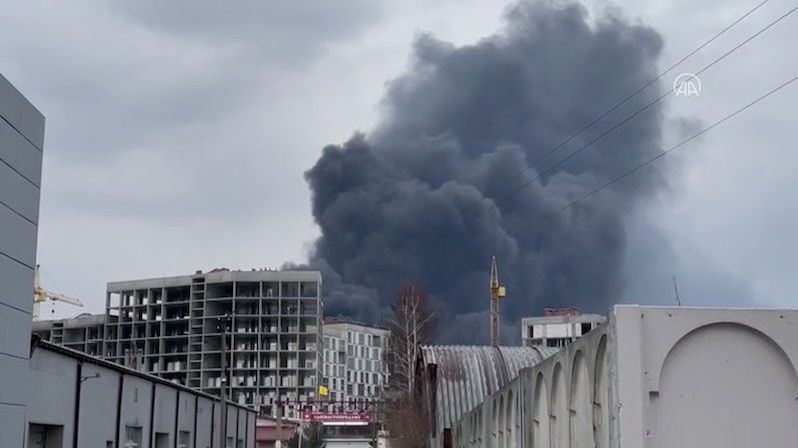 Při ruských raketových úderech zemřelo ve Lvově nejméně sedm lidí